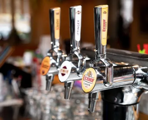 Bierzapfanlage mit mehreren Zapfhähnen an der Theke
