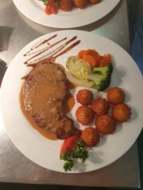 Riesencrevetten-Platte mit Pommes frites, an einem Tisch serviert