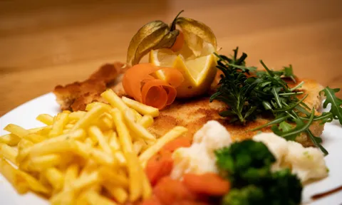 Schweinsschnitzel mit Pommes frites