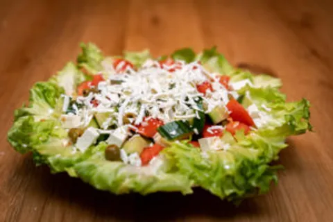 Griechischer Salat mit Tomaten, Gurken, Oliven und reichlich Feta-Käse