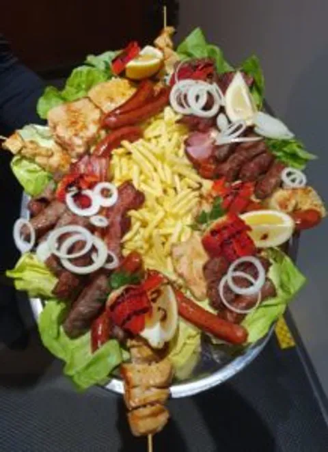 Grill-Mix-Platte mit Cevapcici, Pouletspiessli, Würsten und Pommes frites für mehrere Personen