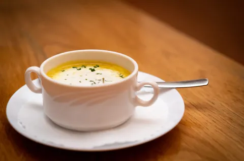 Cremesuppe mit Petersilie garniert
